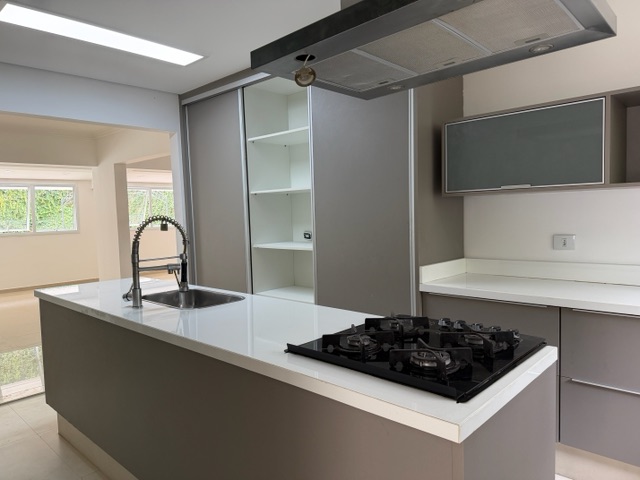 Casa com 302m² 3 quartos e 5 banheiros, à venda ou para alugar, no bairro Alphaville em Santana de Parnaíba