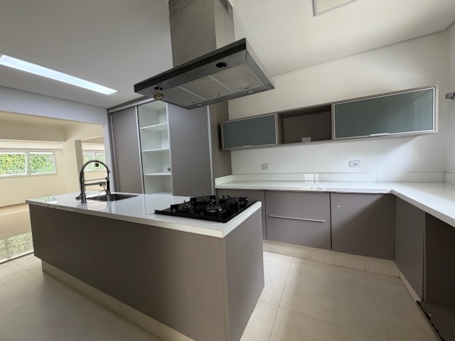 Casa com 302m² 3 quartos e 5 banheiros, à venda ou para alugar, no bairro Alphaville em Santana de Parnaíba