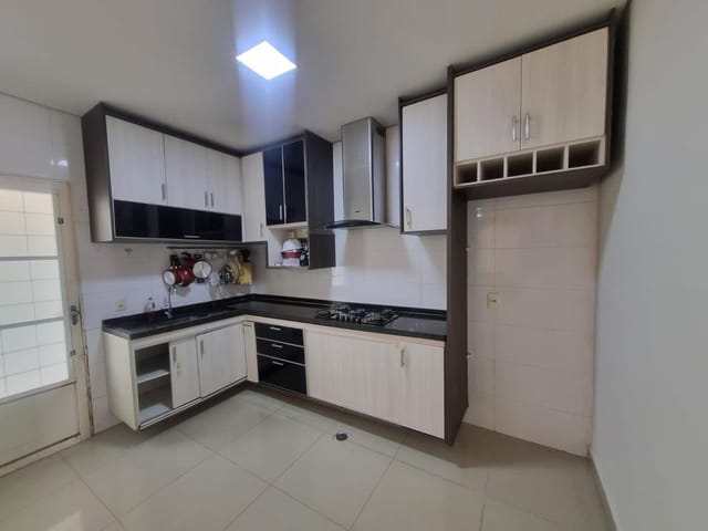Casa com 436m² 3 quartos e 1 banheiro, à venda, no bairro Barra do Pari em Cuiabá
