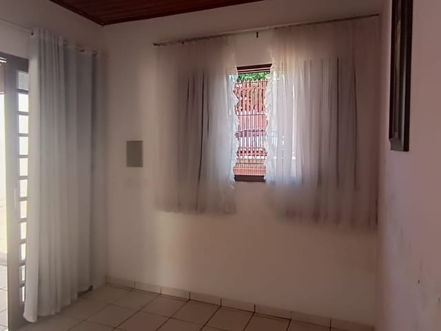 Casa com 250m² 3 quartos e 1 banheiro, à venda, no bairro Jardim Califórnia em Cambé