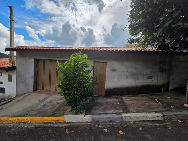 Casa com 196m² 2 quartos e 1 banheiro, à venda ou para alugar, no bairro Conjunto Habitacional Vereador Reinaldo Luiz Moreira em Águas da Prata