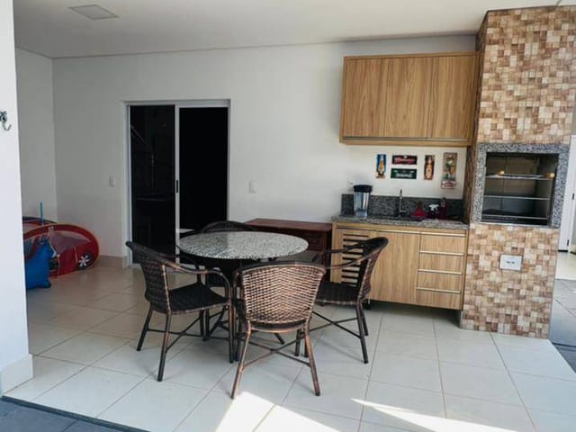 Casa com 255m² 3 quartos e 1 banheiro, à venda ou para alugar, no bairro Santa Cruz em Cuiabá