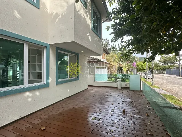 Casa com 450m² 4 quartos e 6 banheiros, para alugar, no bairro Jurerê em Florianópolis
