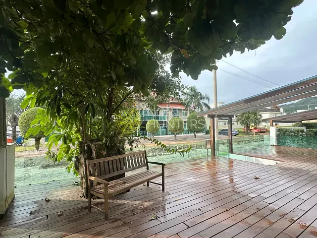 Casa com 450m² 4 quartos e 6 banheiros, para alugar, no bairro Jurerê em Florianópolis