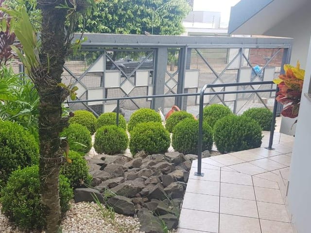 Casa 4 quartos e 2 banheiros, à venda, no bairro Jardim Vila Rica em Cambé
