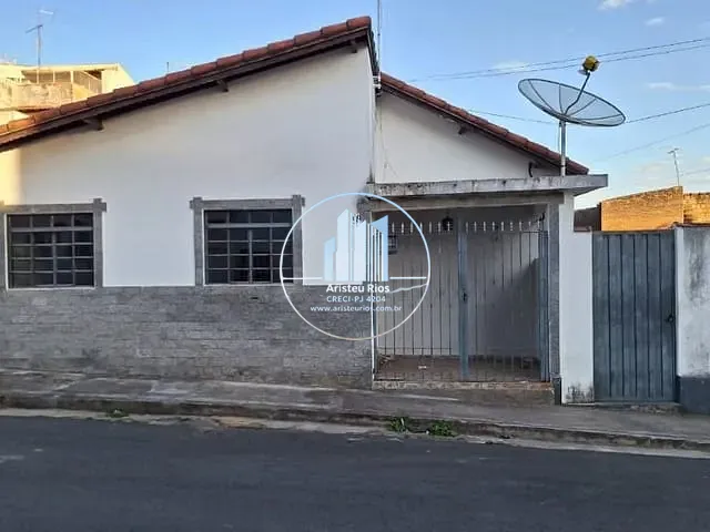Casa com 486m² 4 quartos e 2 banheiros, à venda, no bairro Centro em Pouso Alegre