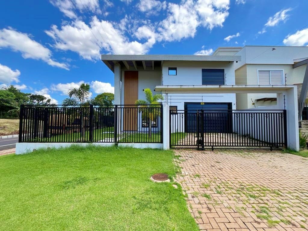 Casa à venda com 3 dormitórios, 4 banheiros, 2 vagas de garagens e 201m² de área privativa no bairro Presidente Médici
