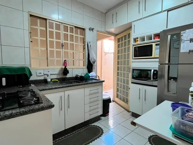 Casa com 150m² 3 quartos e 2 banheiros, para alugar, no bairro Coliseu em Londrina