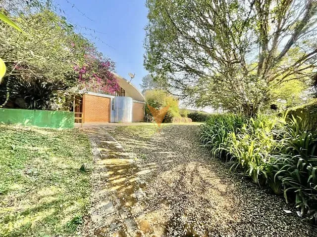 Casa com 1147m² 4 quartos e 5 banheiros, à venda ou para alugar, no bairro Miolo da Granja Viana em Cotia