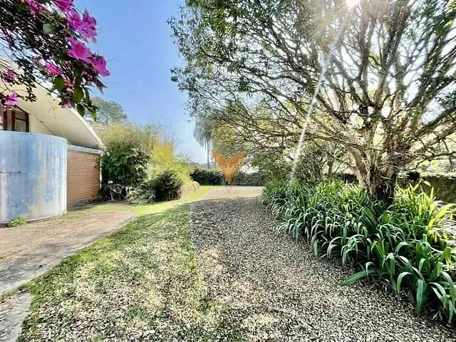 Casa com 1147m² 4 quartos e 5 banheiros, à venda ou para alugar, no bairro Miolo da Granja Viana em Cotia