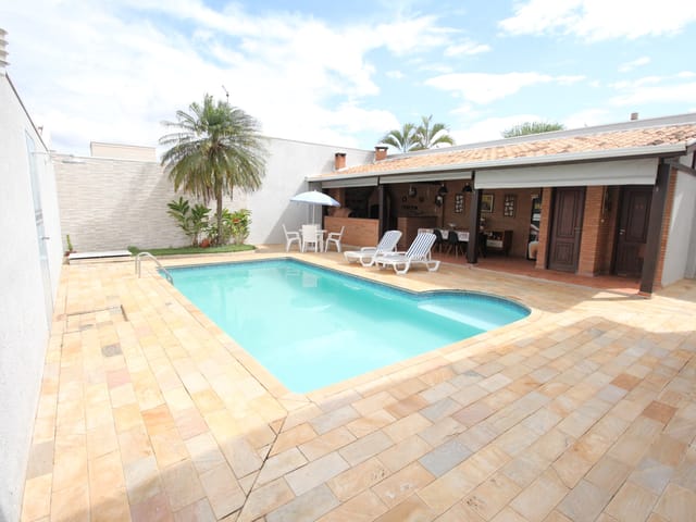 Casa com 350m² 3 quartos e 3 banheiros, à venda ou para alugar, no bairro Parque Colina da Mantiqueira em São João da Boa Vista