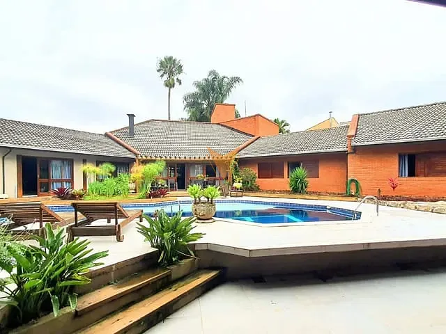 Casa com 1500m² 4 quartos e 5 banheiros, à venda ou para alugar, no bairro Granja Viana em Carapicuíba