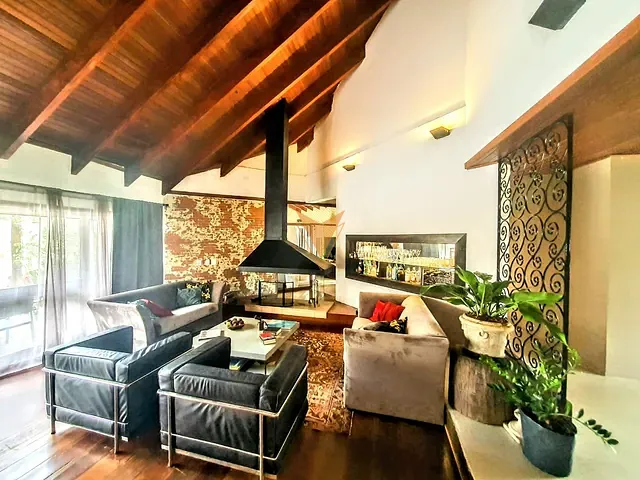 Casa com 1500m² 4 quartos e 5 banheiros, à venda ou para alugar, no bairro Granja Viana em Carapicuíba