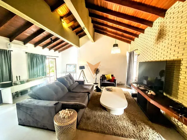 Casa com 1500m² 4 quartos e 5 banheiros, à venda ou para alugar, no bairro Granja Viana em Carapicuíba