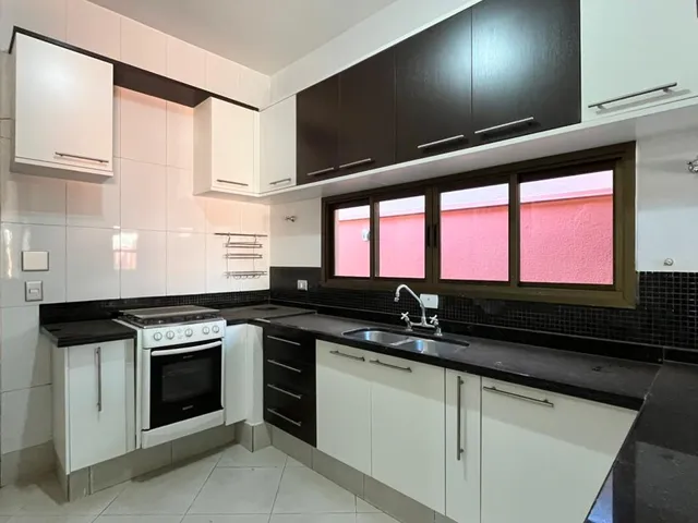 Casa com 300m² 4 quartos e 3 banheiros, para alugar, no bairro Operária em Londrina