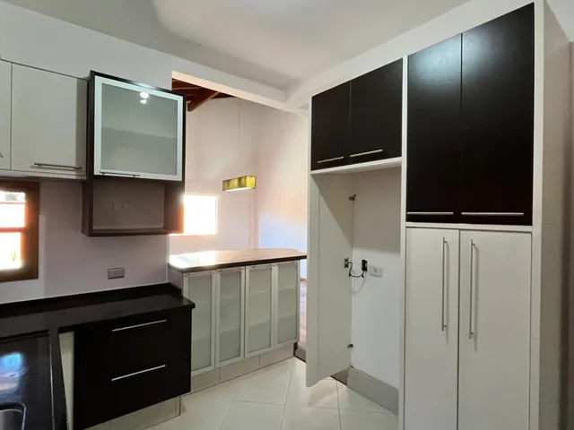 Casa com 300m² 4 quartos e 3 banheiros, para alugar, no bairro Operária em Londrina