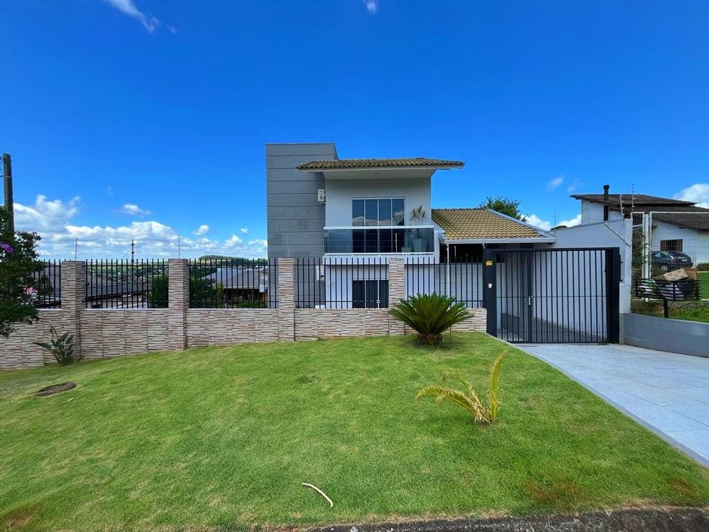 Casa à venda com 3 dormitórios, 2 banheiros, 2 vagas de garagens e 130m² de área privativa no bairro Santa Maria
