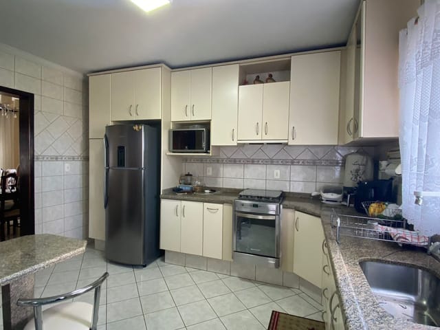 Casa com 462m² 3 quartos e 3 banheiros, à venda, no bairro Uvaranas em Ponta Grossa