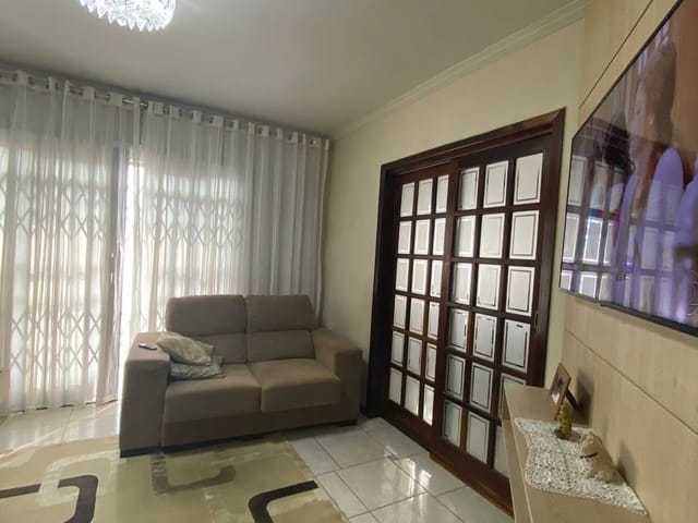 Casa com 462m² 3 quartos e 3 banheiros, à venda, no bairro Uvaranas em Ponta Grossa