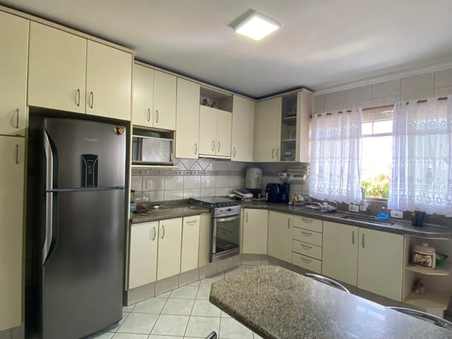 Casa com 462m² 3 quartos e 3 banheiros, à venda, no bairro Uvaranas em Ponta Grossa