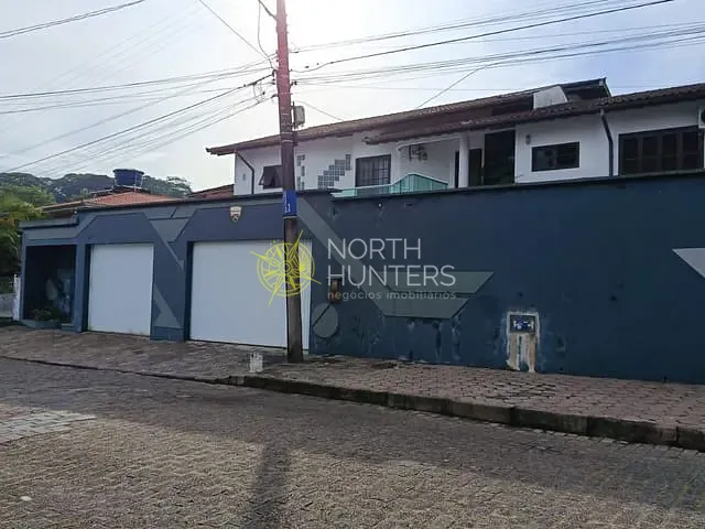 Casa com 220m² 3 quartos e 4 banheiros, para alugar, no bairro Floresta em Joinville