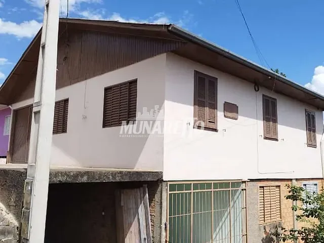 Casa com 200m² 6 quartos e 2 banheiros, à venda, no bairro Petrópolis em Concórdia