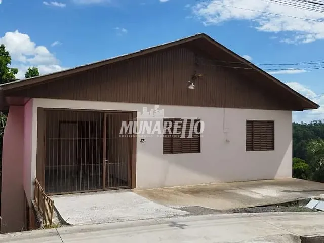 Casa com 200m² 6 quartos e 2 banheiros, à venda, no bairro Petrópolis em Concórdia