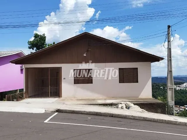 Casa com 200m² 6 quartos e 2 banheiros, à venda, no bairro Petrópolis em Concórdia