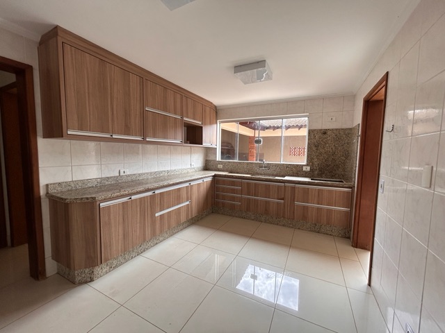 Casa 3 quartos e 4 banheiros, para alugar, no bairro Universitário em Londrina
