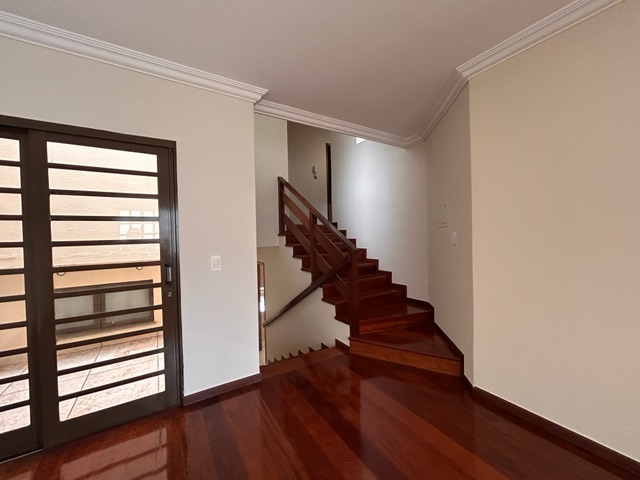 Casa 3 quartos e 4 banheiros, para alugar, no bairro Universitário em Londrina