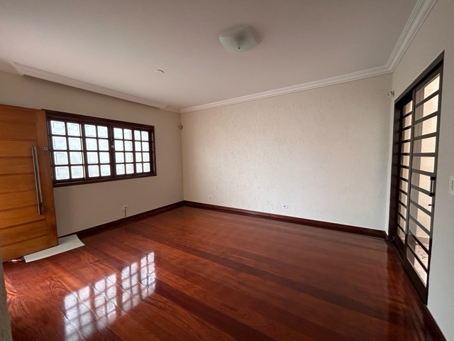 Casa 3 quartos e 4 banheiros, para alugar, no bairro Universitário em Londrina