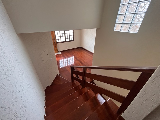 Casa 3 quartos e 4 banheiros, para alugar, no bairro Universitário em Londrina