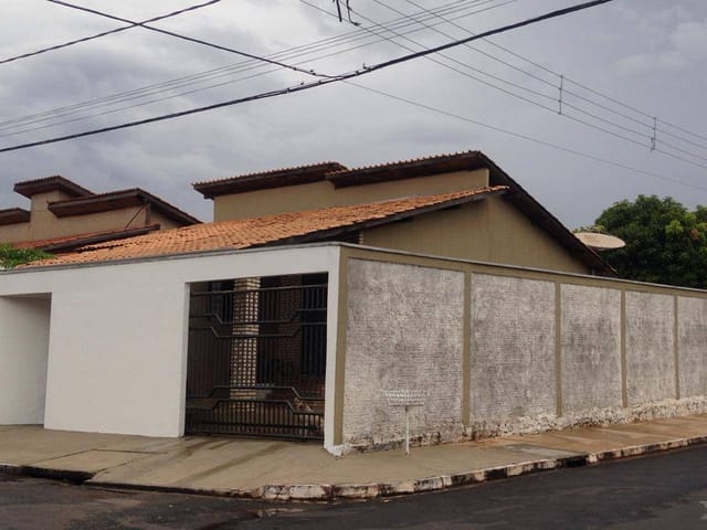 Casa com 287m² 3 quartos e 2 banheiros, à venda, no bairro Morada do Ouro em Cuiabá