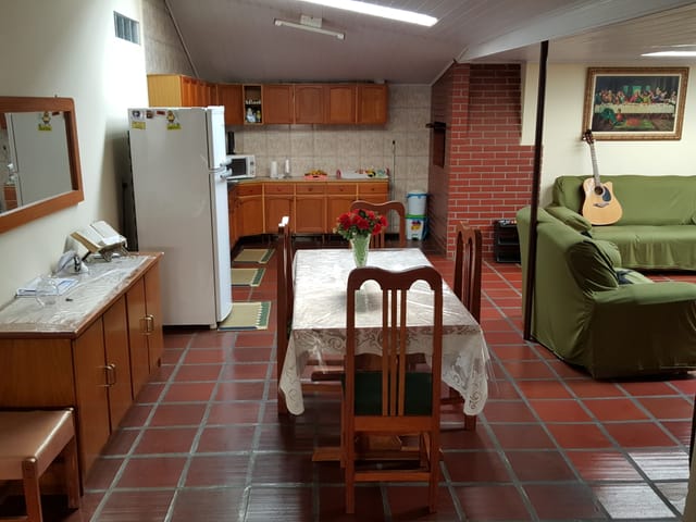 Casa com 312m² 4 quartos e 2 banheiros, à venda, no bairro Cará-cará em Ponta Grossa