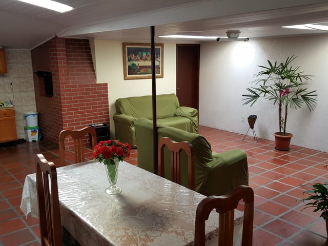 Casa com 312m² 4 quartos e 2 banheiros, à venda, no bairro Cará-cará em Ponta Grossa