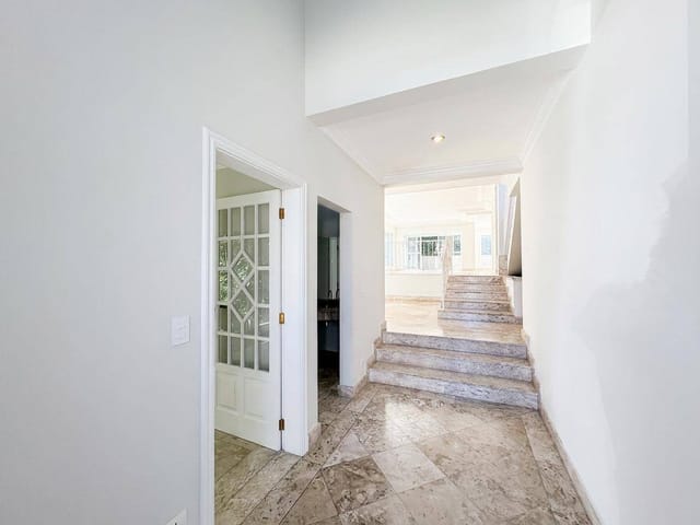 Casa com 560m² 4 quartos e 6 banheiros, à venda ou para alugar, no bairro Alphaville Residencial Dois em Barueri