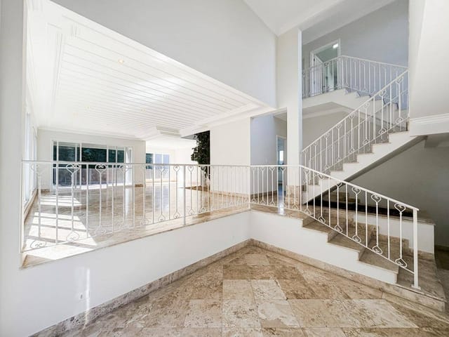 Casa com 560m² 4 quartos e 6 banheiros, à venda ou para alugar, no bairro Alphaville Residencial Dois em Barueri