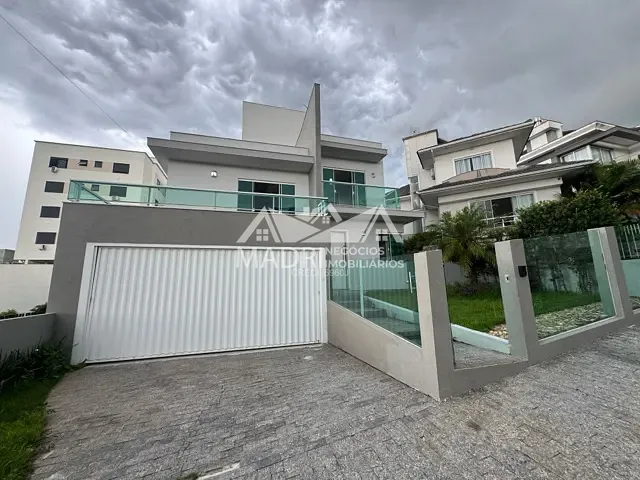 Casa com 260m² 3 quartos e 3 banheiros, à venda, no bairro Pedra Branca em Palhoça
