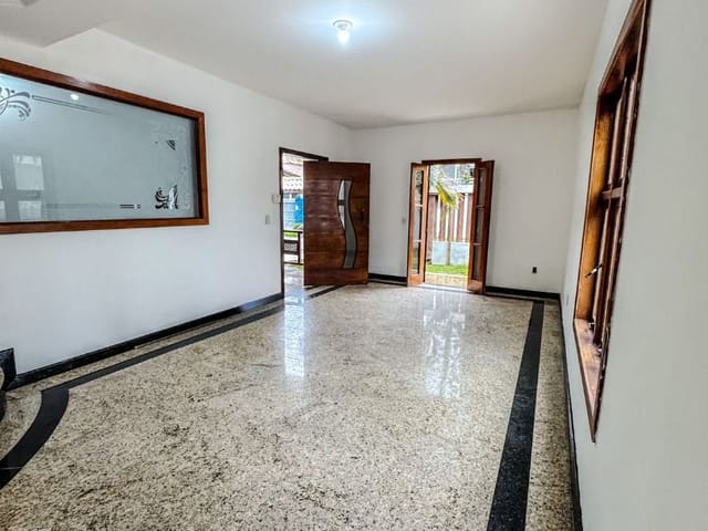 Casa com 351m² 6 quartos e 4 banheiros, à venda, no bairro Riviera Fluminense em Macaé