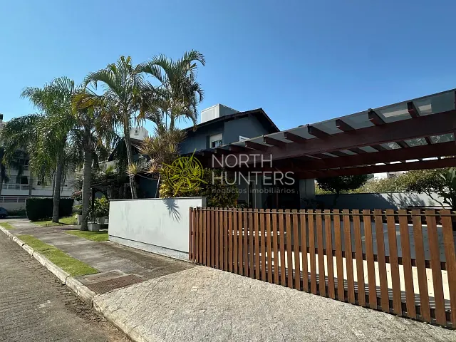 Casa com 451m² 4 quartos e 5 banheiros, à venda, no bairro Jurerê em Florianópolis