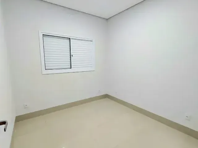 Casa com 180m² 3 quartos e 2 banheiros, à venda, no bairro Jardim Shangri-Lá em Cuiabá
