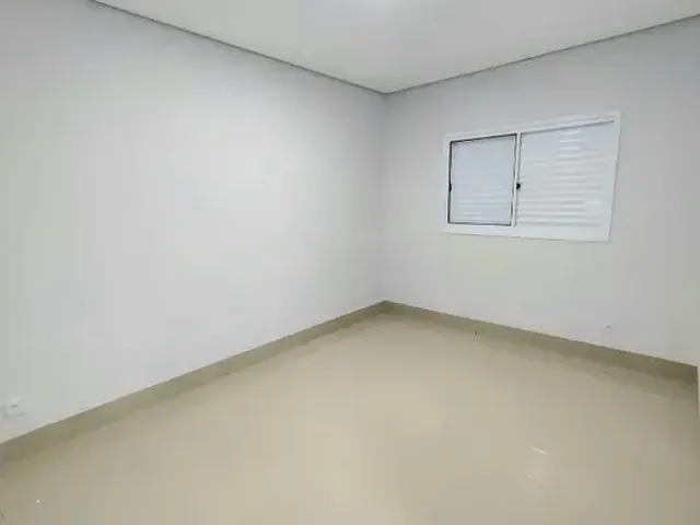 Casa com 180m² 3 quartos e 2 banheiros, à venda, no bairro Jardim Shangri-Lá em Cuiabá