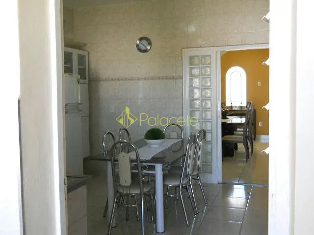 Casa com 400m², à venda, no bairro Jardim Indepedência em Guaratinguetá