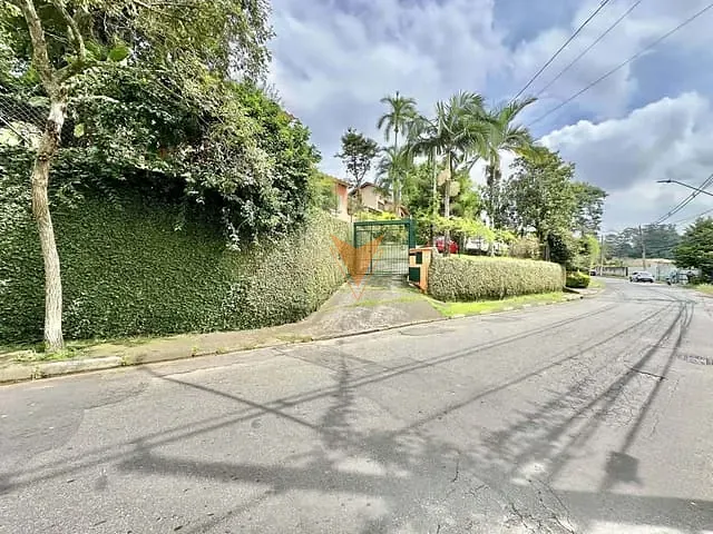 Casa com 879m² 4 quartos e 4 banheiros, à venda, no bairro Miolo da Granja Viana em Cotia