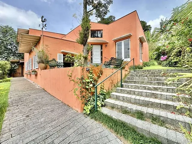 Casa com 879m² 4 quartos e 4 banheiros, à venda, no bairro Miolo da Granja Viana em Cotia
