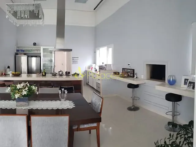 Casa com 1231m² 4 quartos e 2 banheiros, à venda, no bairro Socorro em Pindamonhangaba
