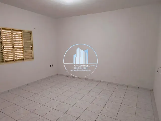 Casa com 300m² 3 quartos e 1 banheiro, à venda, no bairro Colinas de Santa Bárbara em Pouso Alegre