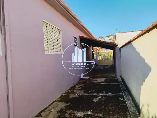 Casa com 300m² 3 quartos e 1 banheiro, à venda, no bairro Colinas de Santa Bárbara em Pouso Alegre