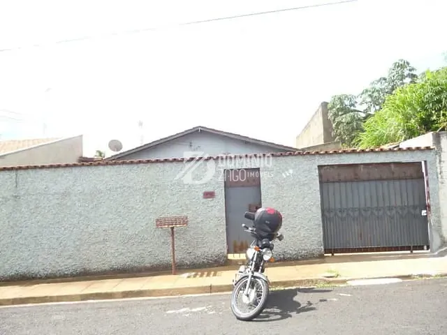 Casa com 300m² 3 quartos e 1 banheiro, à venda, no bairro Conjunto Pontal em Uberaba