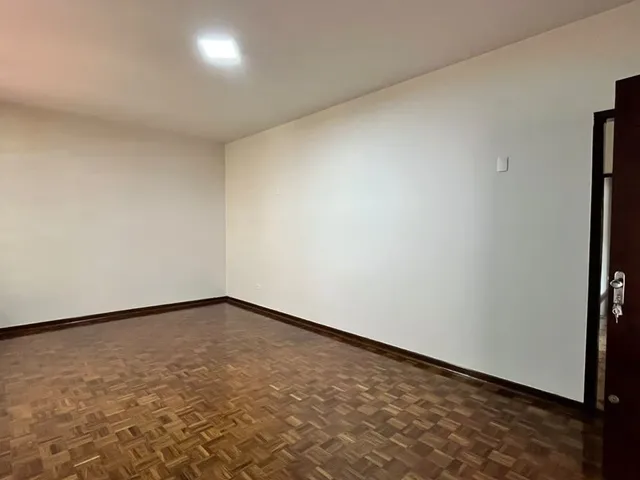 Casa com 340m² 3 quartos e 2 banheiros, para alugar, no bairro San Remo em Londrina